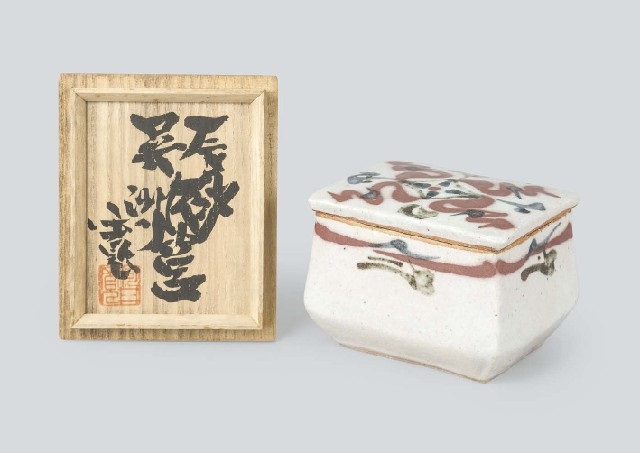 Covered box in underglaze copper red and blue 辰砂呉洲筥 by